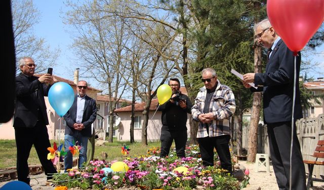 Otel faciasında hayatını kaybeden çocukların 23 Nisan'ı karanfillerle kutlandı