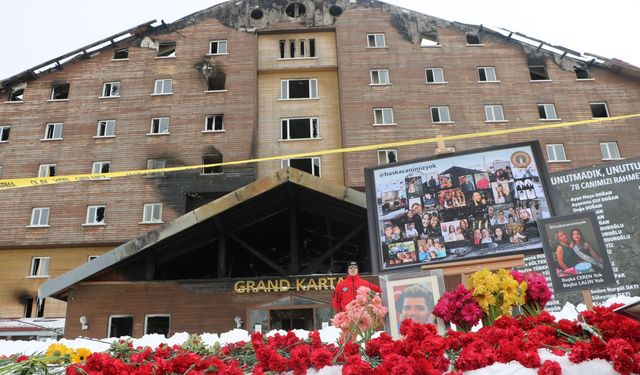 Otel yangınında hayatını kaybedenler gözyaşlarıyla anıldı