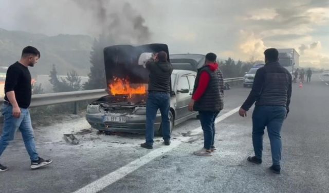 Otomobilde çıkan yangını vatandaşlar ve jandarma söndürdü