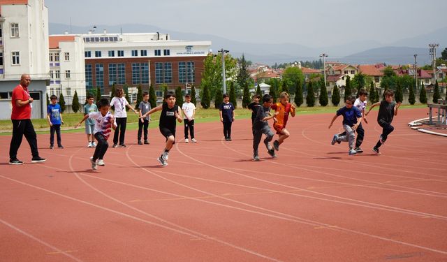Bolu'da minikler atletizm şenliği renkli görüntülere sahne oldu