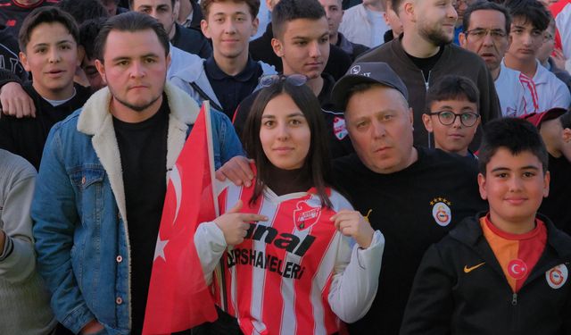 Boluspor-Bandırmaspor maçını yüzlerce taraftar dev ekrandan izledi