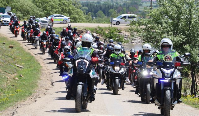 Liseli gençler motosikletleriyle trafik farkındalığı oluşturdu