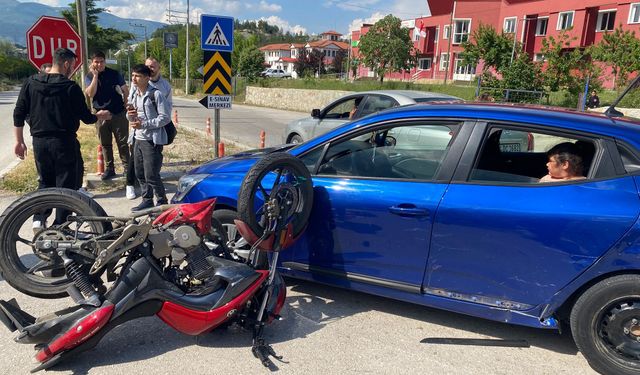 Otomobille çarpışan motosiklet sürücüsü yaralandı