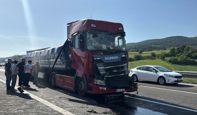TEM Otoyolu’nda 4 tırın karıştığı zincirleme kaza: 2 yaralı
