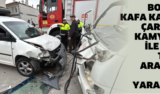 Bolu'da kafa kafaya çarpışan kamyonet ile hafif ticari araçtaki 3 kişi yaralandı