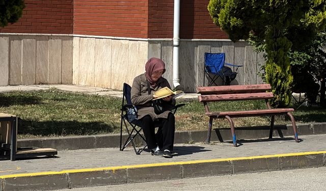 İkinci oturum için adaylar ter döktü, aileler dualarla bekledi