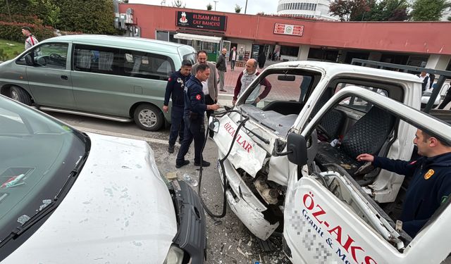 Bolu'da kafa kafaya çarpışan kamyonet ile hafif ticari araçtaki 3 kişi yaralandı