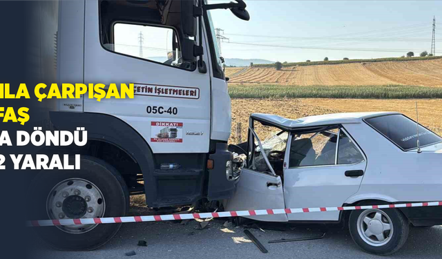 Bolu’da kamyonla çarpışan Fiat Tofaş hurdaya döndü: 1’i ağır 2 yaralı