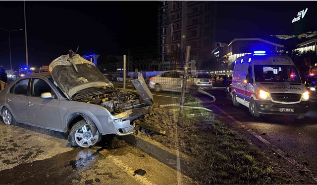 Alkollü sürücü kendini elektrik direğinde buldu