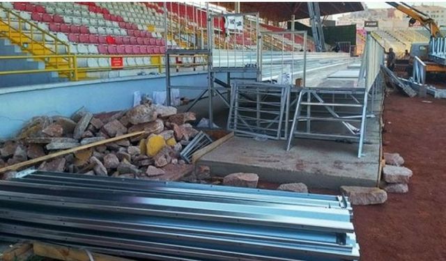 Tribün montajı başladı, kulelere devam
