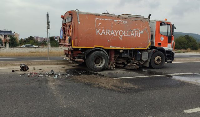 Bolu-Düzce Yolunda Kaza: Otomobil Karayolları Kamyonuna Çarptı
