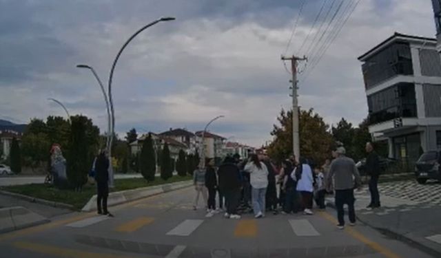 Bolu’da bir otomobil yaya geçidinde 4 yaşındaki çocuğa böyle çarptı: O anlar kamerada