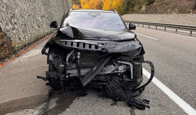 Bolu’da istinat duvarına çarpan araç, ağır hasar aldı