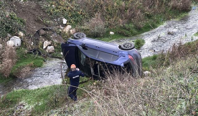 Kontrolden çıkan otomobil, dereye uçtu: 2 yaralı