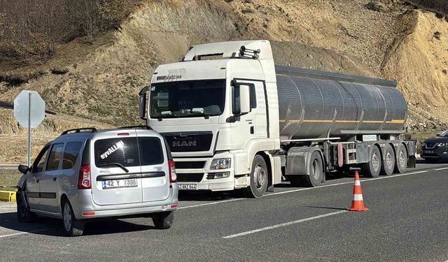 D-100’de tırın önüne kattığı araç hasar aldı