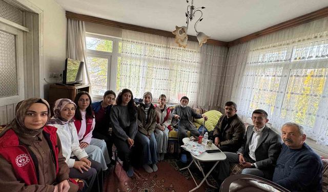 Üniversiteli gençler Bolu’nun asırlık çınarıyla buluştu