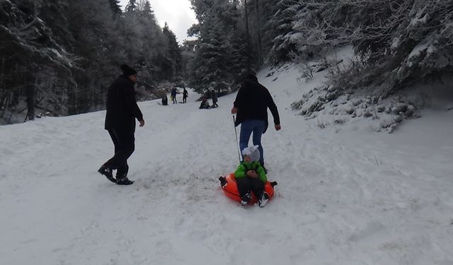 Abant’ta şambrel eğlencesi: Kayak pistine çevirdiler