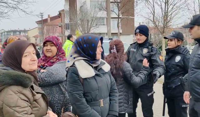 Kadınlardan mahalleye yapılacak baz istasyonuna ve erkeklere tepki