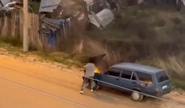 Araçlarda yangın tüpü önemli! Alev alev yanan aracını kovayla su döküp söndürdü