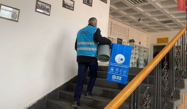 Bolu'da denetimli serbestlik yükümlüleri okulları temizledi