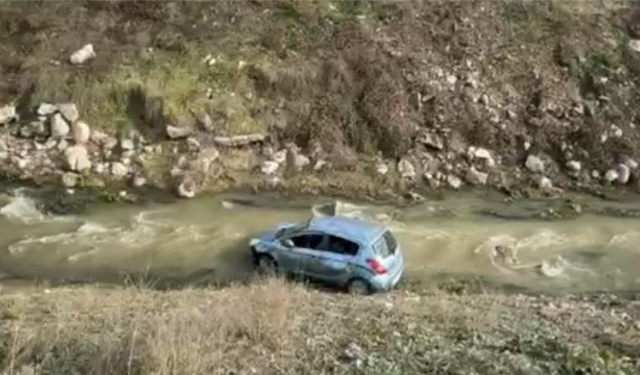 Bolu'da kontrolden çıkan otomobil, dereye uçtu: 3 yaralı