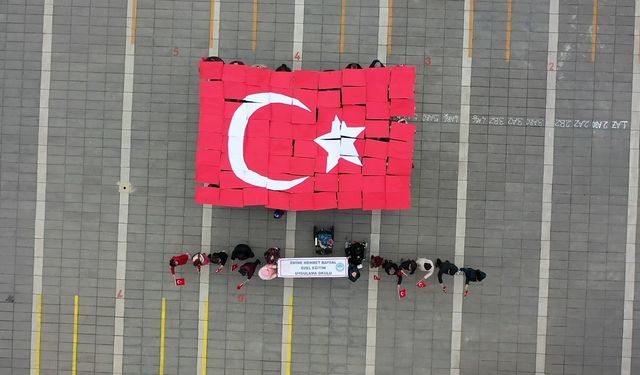 Bolu'da özel öğrencilerden anlamlı bayrak koreografisi