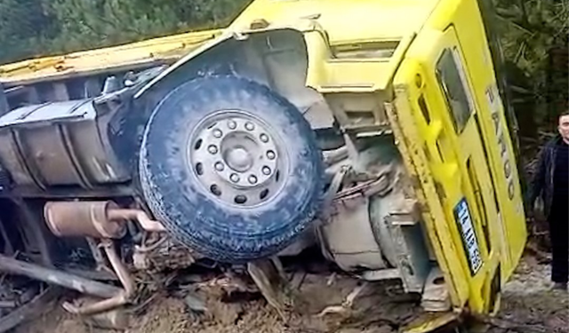 Bolu'da lastiği patlayan hafriyat kamyonu devrildi: 1 yaralı