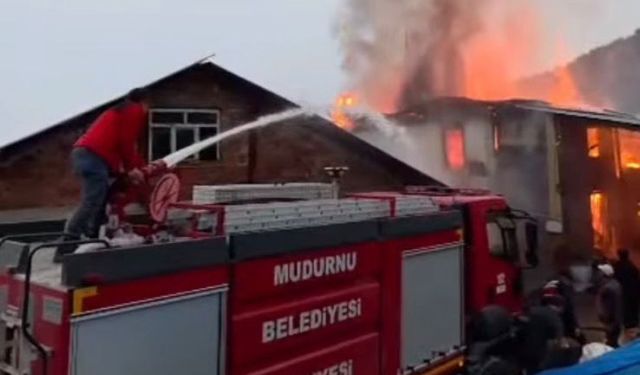 Mudurnu’da İki Katlı Ev Yangında Kullanılamaz Hale Geldi
