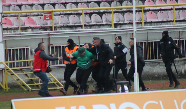 Tribünden atlayan Sakaryasporlu taraftarlar kelepçeyle sahadan çıkartıldı