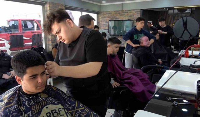 Berberlerde bayram tıraşı mesaisi: "Sabaha kadar devam ediyoruz"