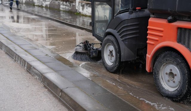 Caddeler, bulvarlar, mezarlıklar hepsi pırıl pırıl