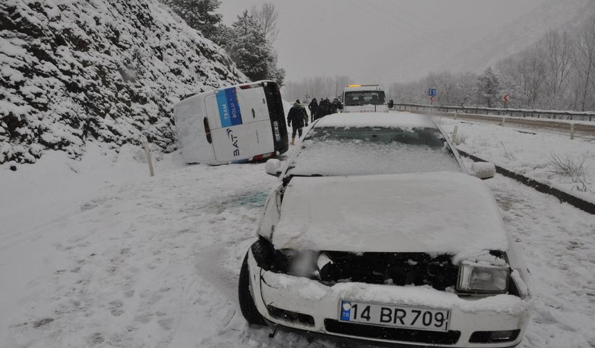 Bolu'da kar sebebiyle 3 araç zincirleme kazaya karıştı