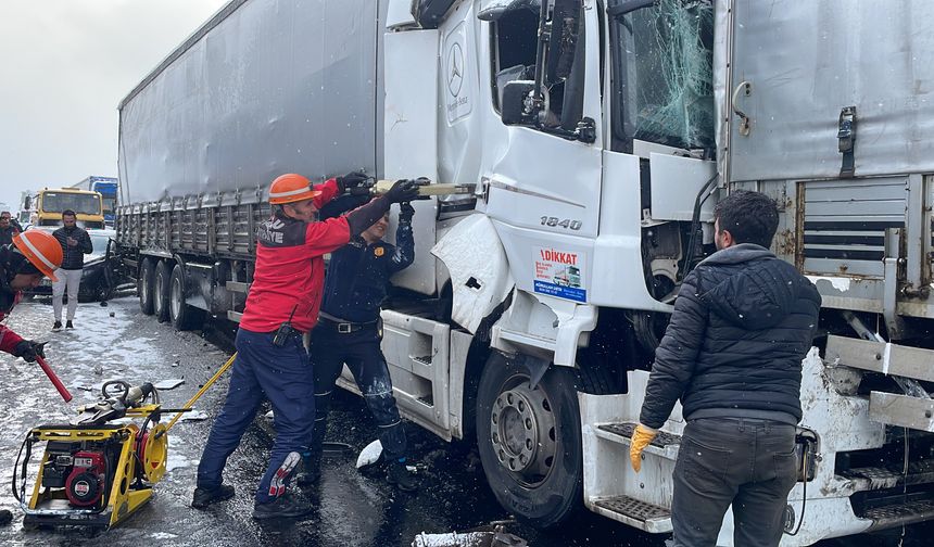 Anadolu Otoyolu'nda can pazarı! Zincirleme kaza meydana geldi.