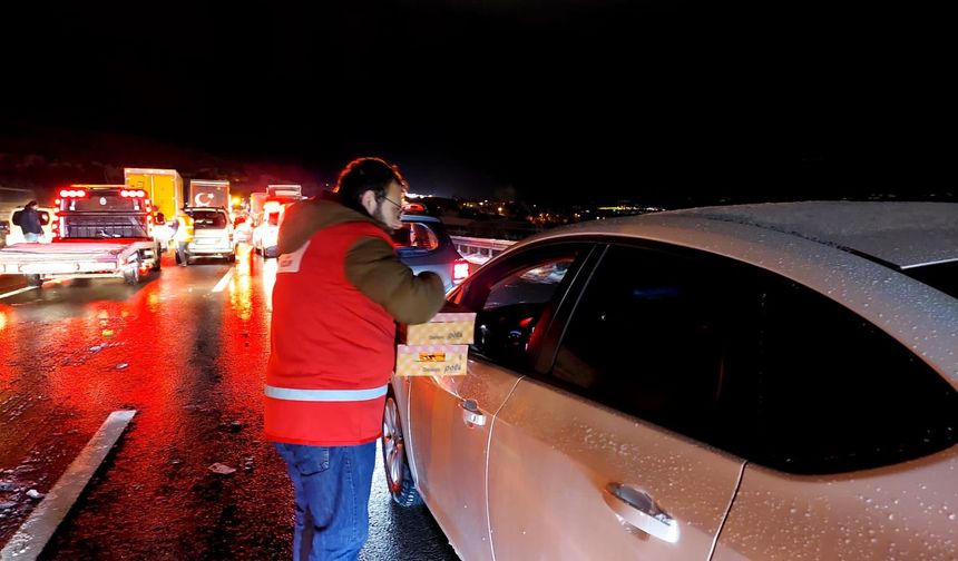 Kızılay TEM otoyolunda mahsur kalanlara yardım etti