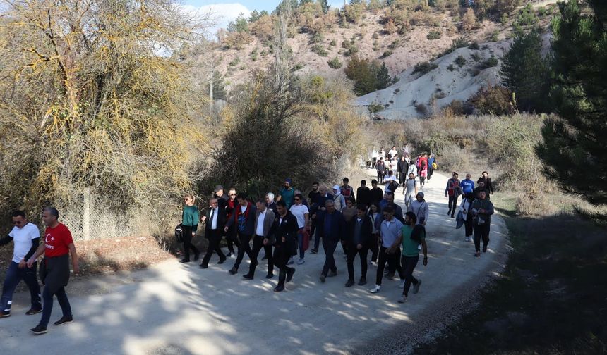 Gaziler ve Şehitlerin anısına 4 kilometre yürüdüler