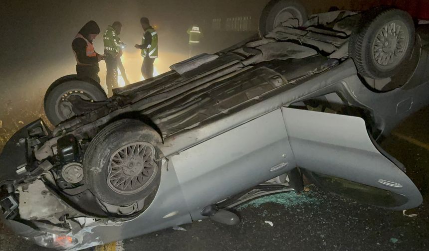 Kontrolden çıkan araç sis ikaz lambasına çarpıp takla attı: 3 yaralı