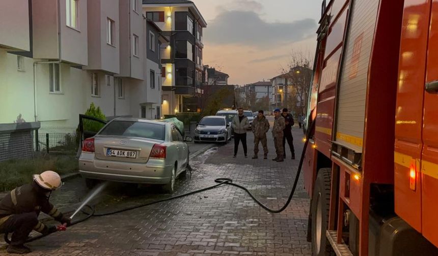 Park halindeki otomobilde yangın çıktı