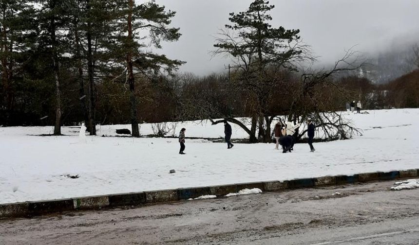 Abant Gölü Milli Parkı’nda kar yağışı başladı