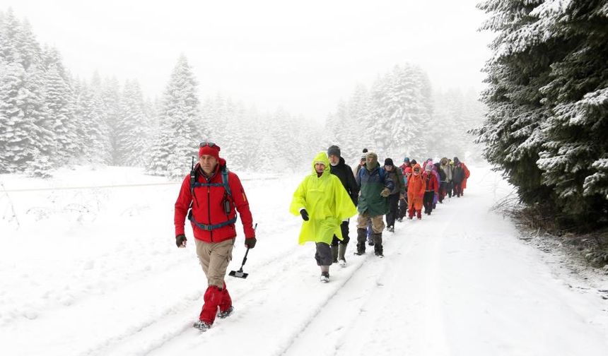 Karlı havaya rağmen 15 kilometre yürüdüler