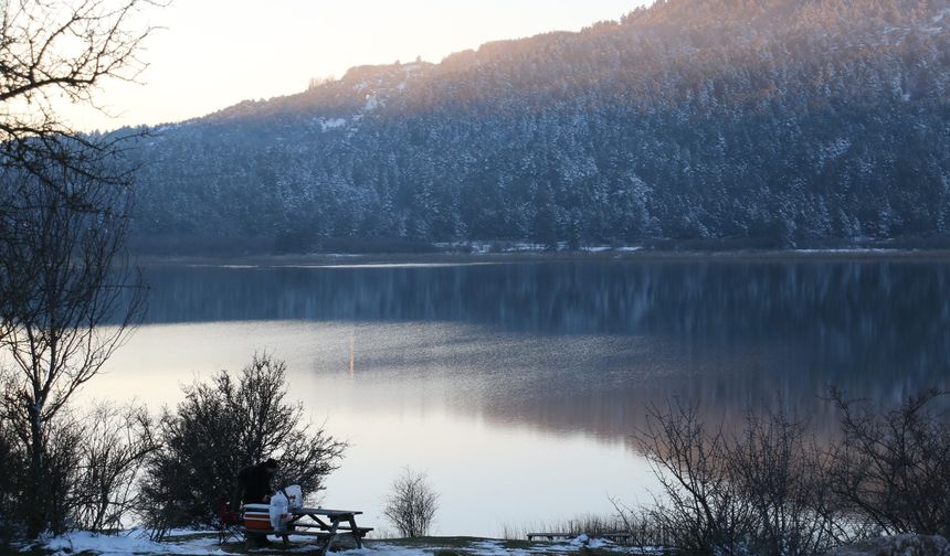 Abant Gölü’nün kıyıları buz tuttu