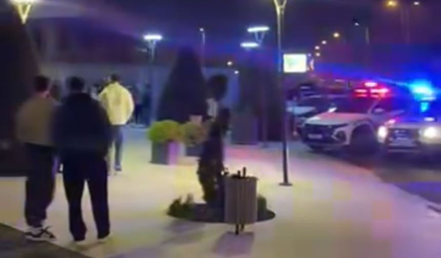 AVM'ye silahla girmek istediler, tartışma çıkarttılar