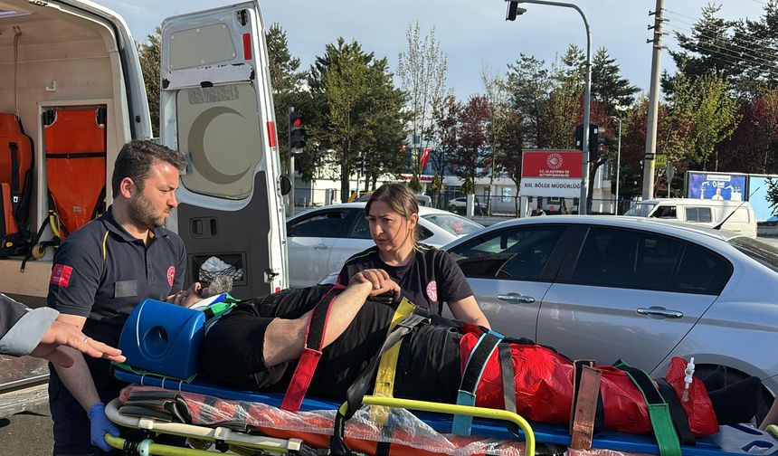 Kırmızı ışıkta geçen cip motosiklete çarptı: 1 yaralı
