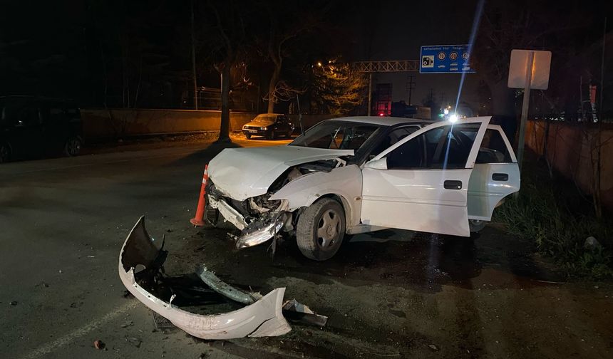 Kontrolden çıkan otomobil beton duvara çarptı
