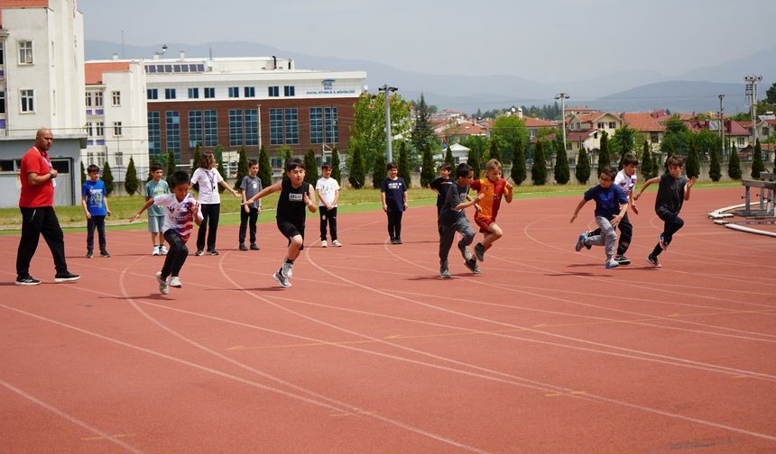 Bolu'da minikler atletizm şenliği renkli görüntülere sahne oldu
