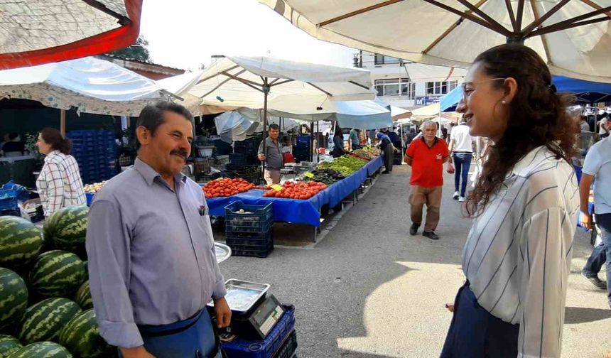 Kaymakam pazar alışverişine çıktı, vatandaşla yakından ilgilendi