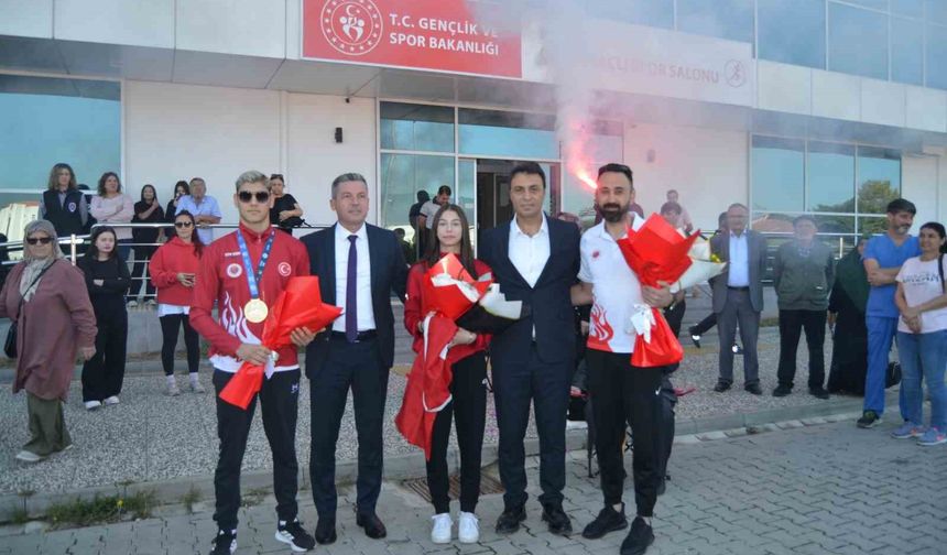 Bolulu sporcular Muaythai’da dünya şampiyonu oldu