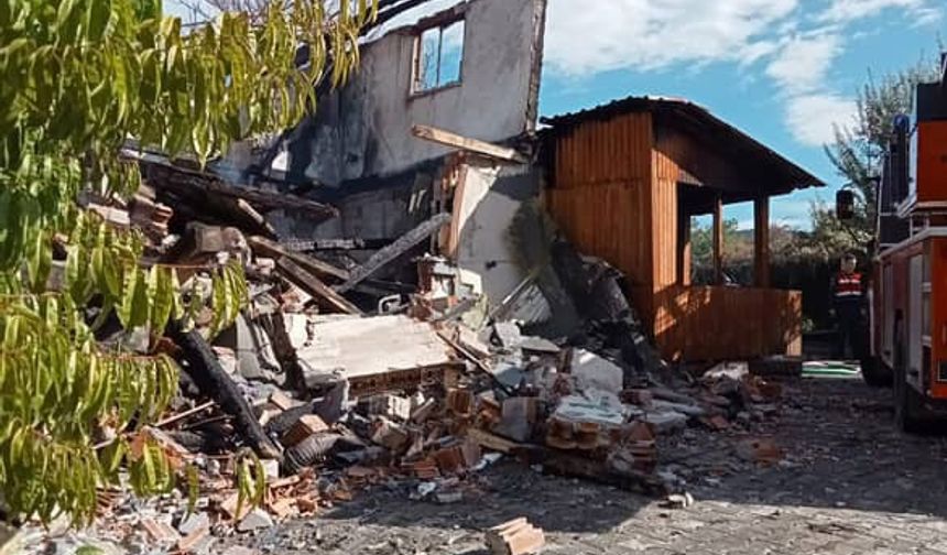 Bolu’da 2 katlı ev küle döndü