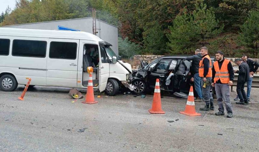 Karşı şeride geçen minibüsle otomobil kafa kafaya çarpıştı: 1 yaralı