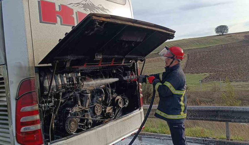 Yolcu otobüsünün motor kısmından alevler yükseldi