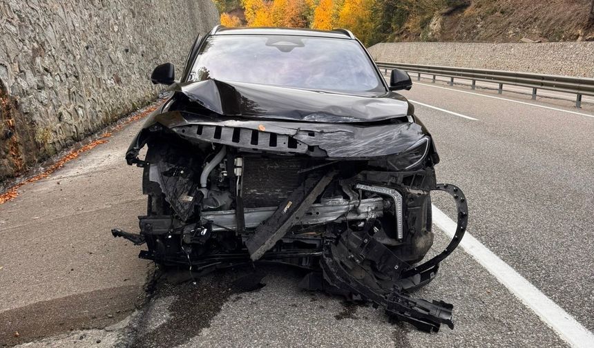 Bolu’da istinat duvarına çarpan araç, ağır hasar aldı